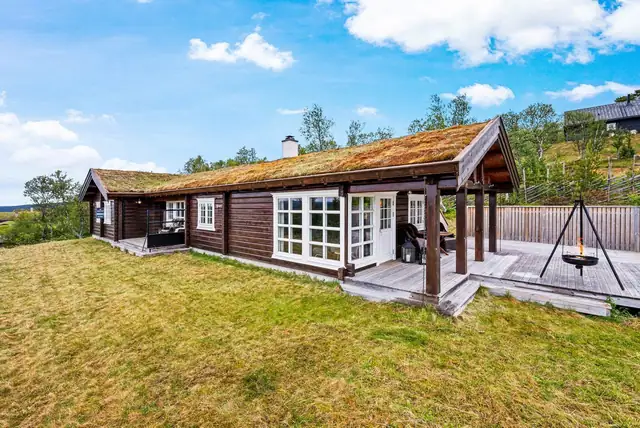 Pen fritidsbolig fra Røroshytta. Fantastisk utsikt. Nær alpinanlegg. Flott skigard rundt nesten hele eiendommen. — bilde 3
