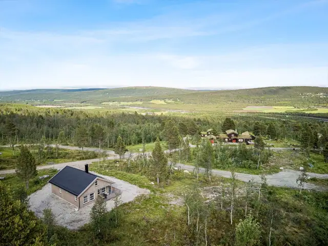 Meget pen nyoppført fritidsbolig med moderne uttrykk, flott utsikt, 2 soverom, stor hems etc — bilde 3