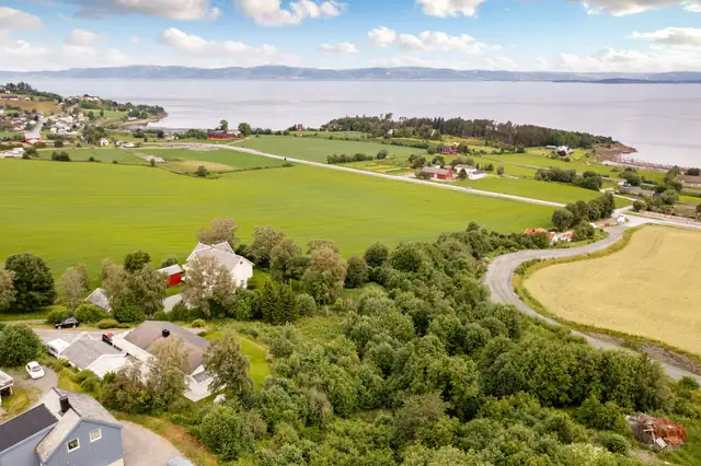 Strålende utsikt mot fjorden og meget gode solforhold