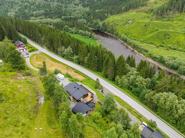 Enebolig med 5 soverom og 2 stuer. Garasje & stor tomt på 880 kvm. Vedfyring & varmepumpe. Kort vei til Hegra sentrum. — bilde 2