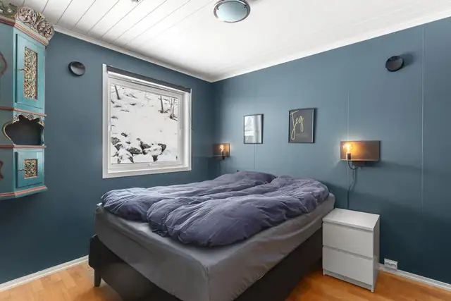 Boligen har totalt 5 soverom hvorav 2 ligger i hovedetasjen. Dette er hovedsoverommet. Rommet har en stor skyvedørsgarderobe til høyre i bildet.