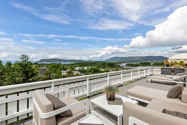 Gode utsikts- og solforhold fra morgenen til langt utover kvelden sommerstid.