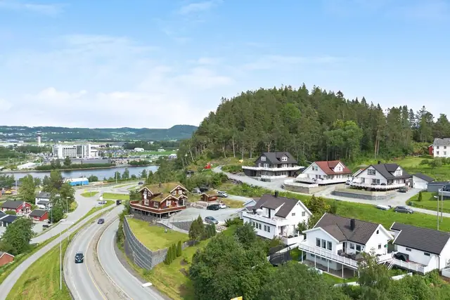 Gangvei til flyplass og Hellsenteret med godt utvalg av butikker, samt gang og sykkelvei til Stjørdal sentrum med alle sine fasiliteter.