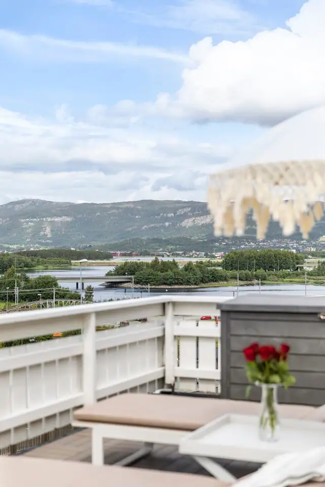 Gode turmuligheter i nærområdet, kort avstand til barneskole, idrettsanlegg og barnehager. Se 360-visning i annonsen!