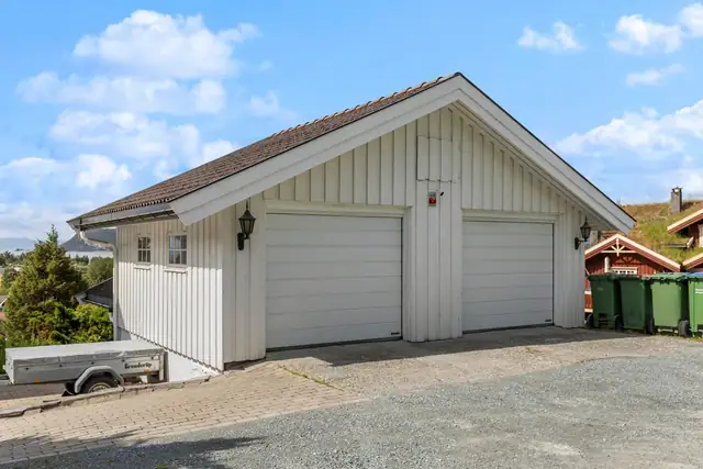 Dobbelgarasje med 2 stk. leddede metallporter.