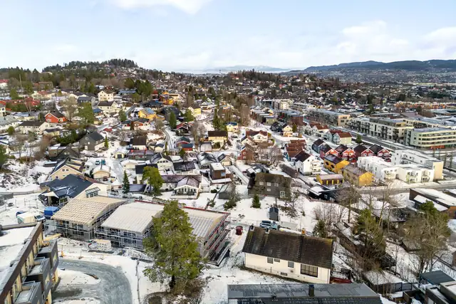 Det blir solrike uteareal med terrasse som går helt rundt huset. Plen på begge sider.