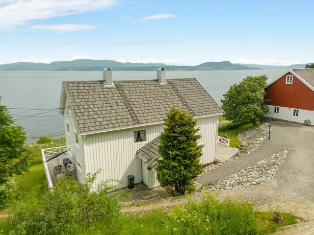 Hovedhuset har to pipeløp og terrasse rundt hele huset. Nydelig utsikt og flotte solforhold.
