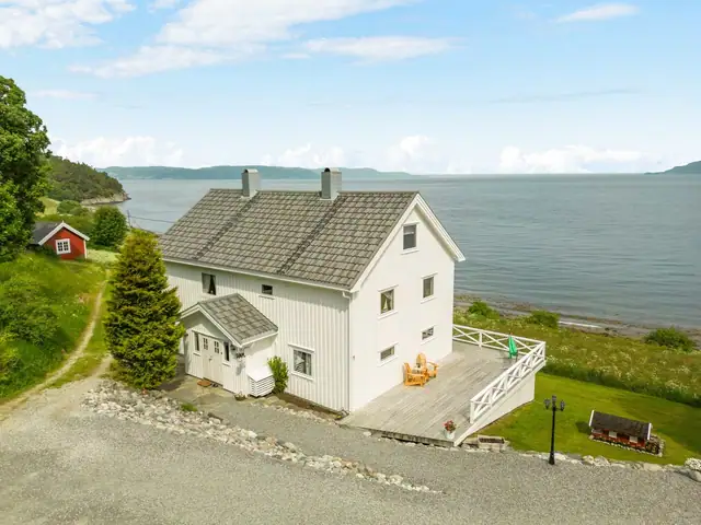 Hage og tomt er godt ivaretatt. Stor terrasse hvor man kan følge solgangen rundt huset.