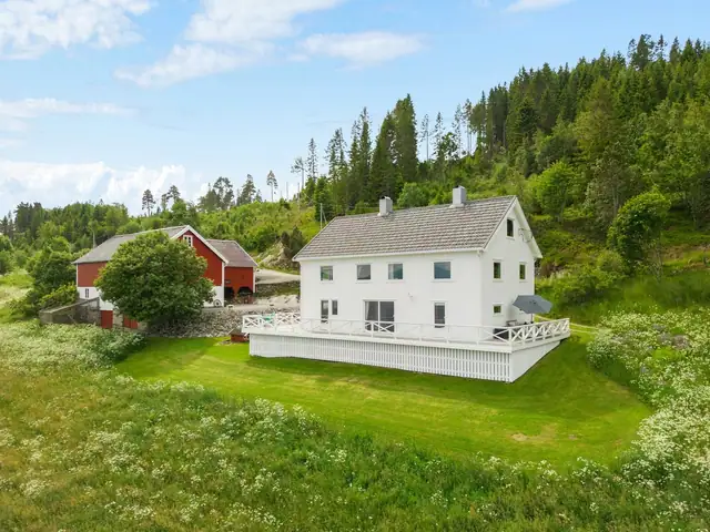 Hovedhuset består at to etasjer samt uinnredet loft og kjeller. Huset er jevnt vedlikeholdt og holder god standard.