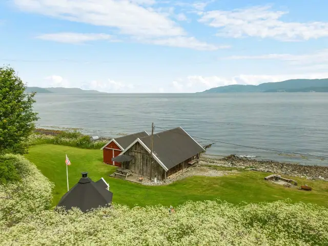 På eiendommen finner du både naust og grillhytte. Nydelig beliggende med utsikt innover Trondheimsfjorden.