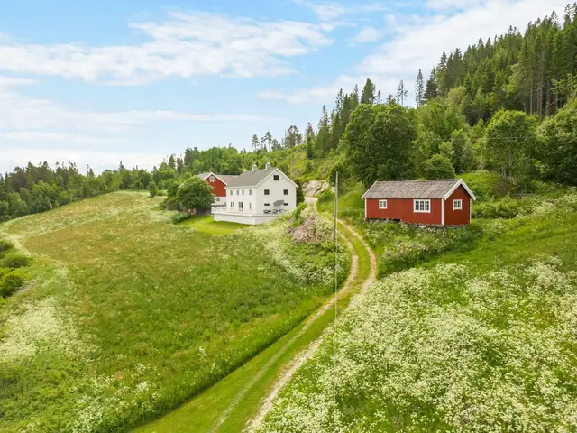 Småbruket er idyllisk plassert med flotte solforhold og nydelig utsikt.
