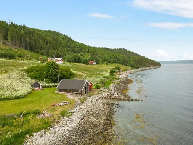 Naust, grillhytte og flotte utearealer ligger usjenert til, med nydelige solforhold hele dagen.