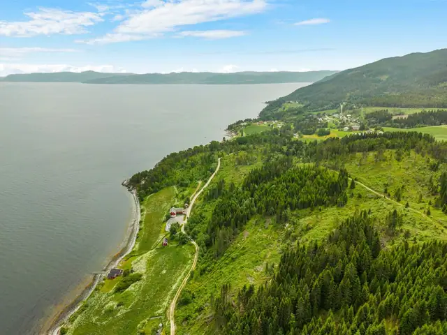 Eiendommen ligger ca. 15 min med bil fra Orkanger sentrum.