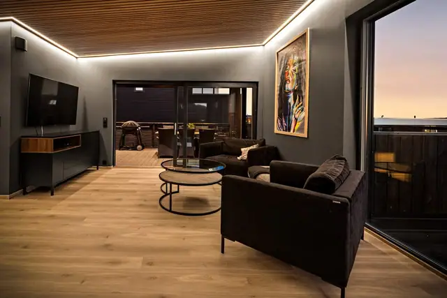 God plass til sofagruppe foran tven. Det er lagt inn fiber fra både Altibox og Telenor i området