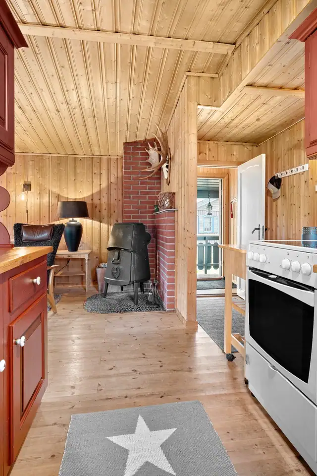Kjøkken med hvitevarer.