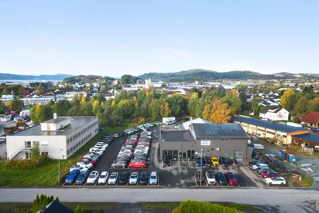 Stort uteareal og verksted, samt kontorlokaler.
