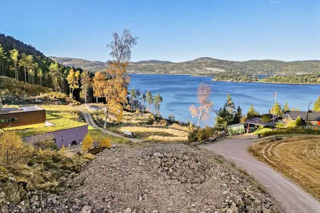 Tomta ligger på en høyde med fantastisk utsikt ut over fjorden.