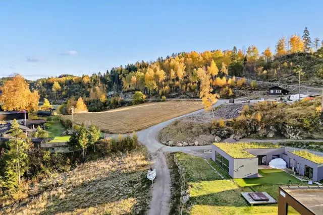 Fra tomta er det 10 minutter kjøring inn til Åsen sentrum hvor du har dagligvarehandel (Extra Åsen).