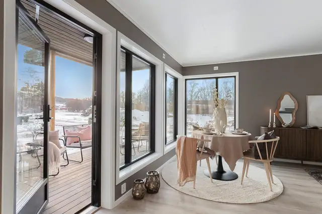 Leilighetene har store vindusflater som gir en ekstra god romfølelse. Fra stuen er det utgang til terrasse.