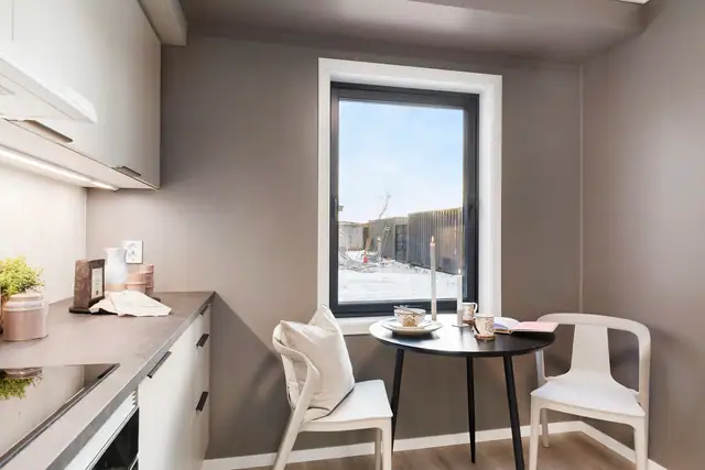 Kjøkken med plass til spisebord.