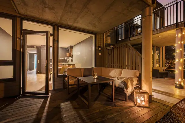 Fra stuen er det utgang til en takoverbygget og solrik terrasse.