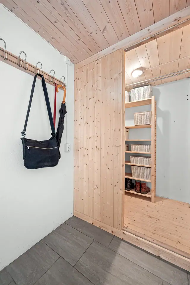 Sokkel, gang med sko- og utstyrsbod.