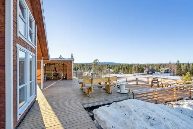 Fantastisk terrasse på hele 126 kvm. Her har man fantastisk utsikt og gode solforhold.