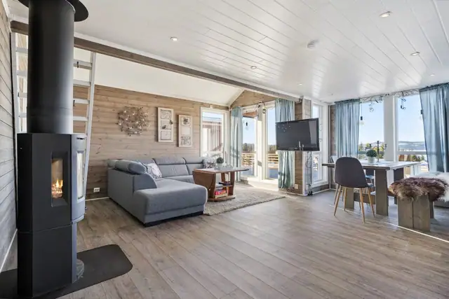 Store vindusflater sørger for rikelig med naturlig lysinnslipp.