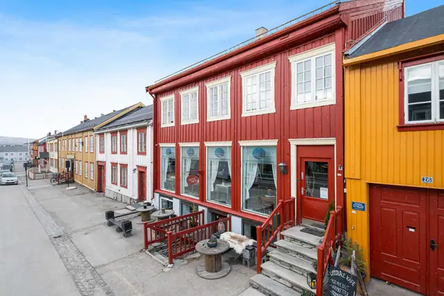 Flott & sentral næringseiendom med mulighet for bolig i øvre etasjer i hjertet av Røros Sentrum. Profilert beliggenhet. — bilde 1
