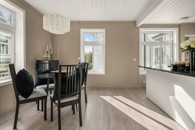 De store vindusflatene bidrar til naturlig belysning.