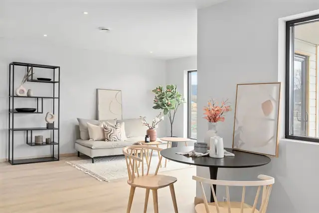 En stilren og moderne bolig over to etasjer med 4 soverom, 2 baderom, 2 stuer, garasje og terrasser.