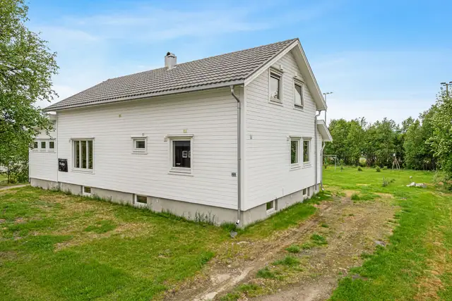Sentralt beliggende enebolig i Røros sentrum, Øra. Kraftig oppgradert. 5 sov. Stor tomt. — bilde 3