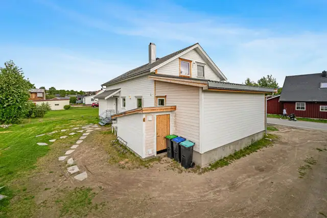 Sentralt beliggende enebolig i Røros sentrum, Øra. Kraftig oppgradert. 5 sov. Stor tomt. — bilde 5