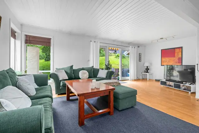 Fra stua har man utgang til terrasse og hage.