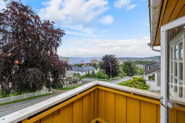 Nydelig utsikt over byen og Trondheimsfjorden.