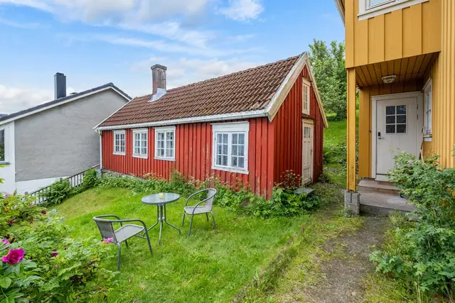 I tillegg til boligen er det også et uthus/tidligere smie. Bygget brukes i dag som lager.