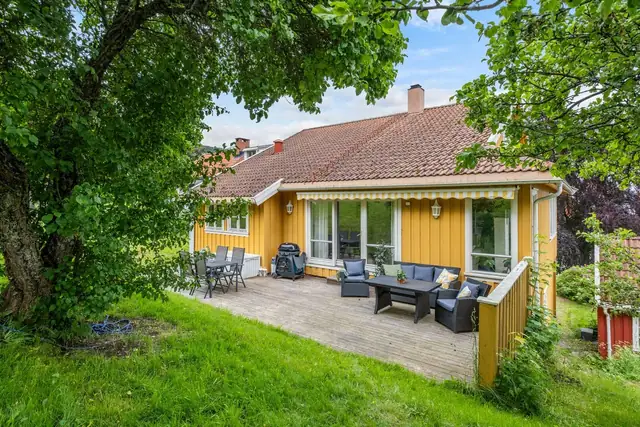 Eiendommen har flotte uteområder, perfekt for barna.