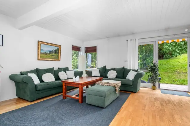 God plass til flere sittegrupper på stua.