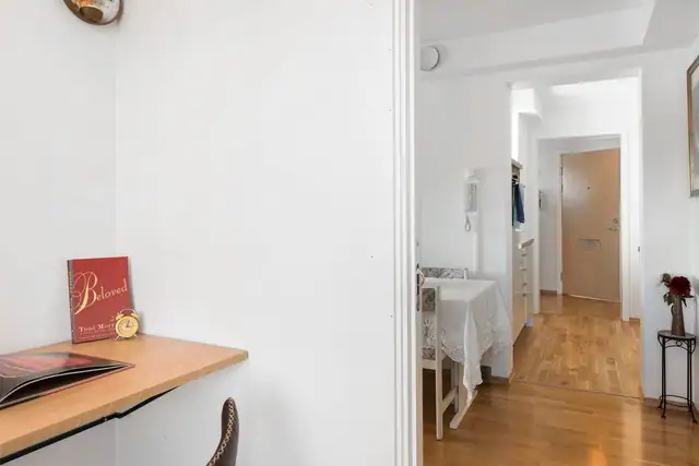Mye er inkludert i felleskostnadene, som varmtvann, TV og internett, kommunale avgifter samt vaktmestertjenester. Fellesgjelden er tilknyttet Husbanken med gunstige rentevilkår.