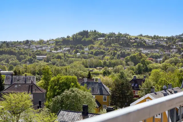 Fra balkongen nyter du flott utsikt mot Byåsen.