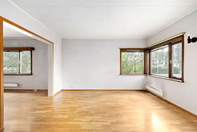 Boligen er oppført i 2 etasjer med kjeller.