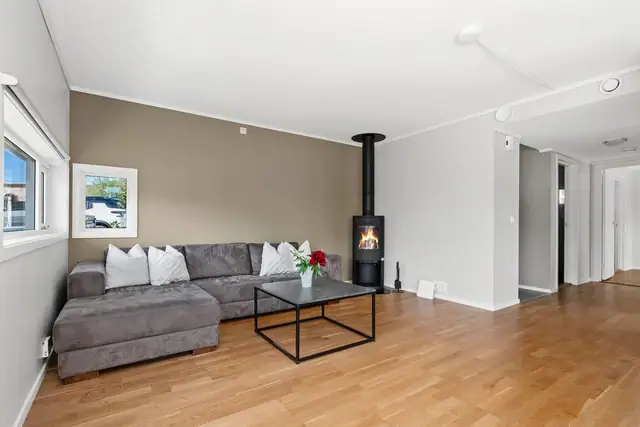 Vedfyring på stua sørger for en lun og behagelig varme.