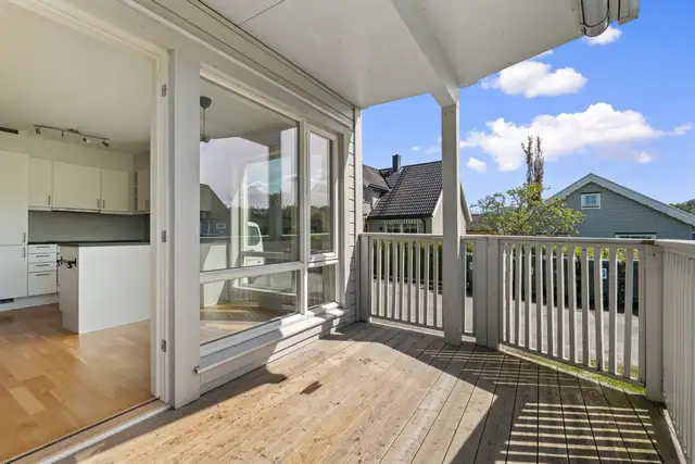 Fra kjøkkenet har man utgang til en romslig terrasse på ca. 12 kvm.