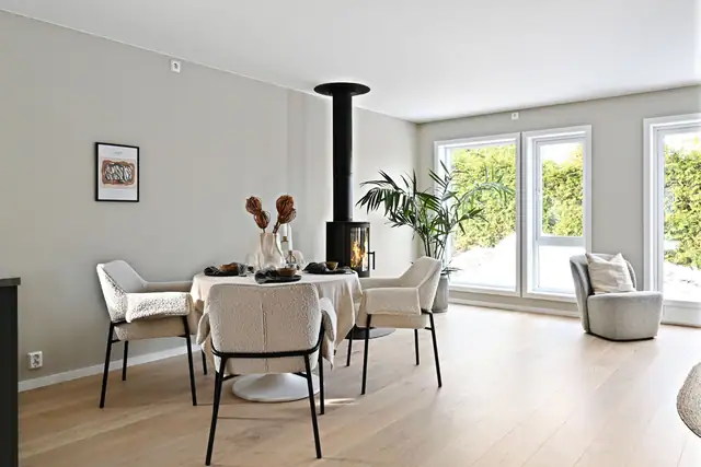 Fra stuen vil det bli utgang til en sørvendt markterrasse og solrikt uteareal. Boligene vil bli utstyrt med balansert ventilasjon. (illustrasjonsbilde av husmodellen).