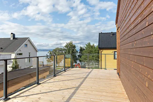 Stor sørvestvendt balkong i 2.etasje med særdeles gode solforhold sommerstid. Bildet er tatt fra Ingrid Kiærs veg 9A.