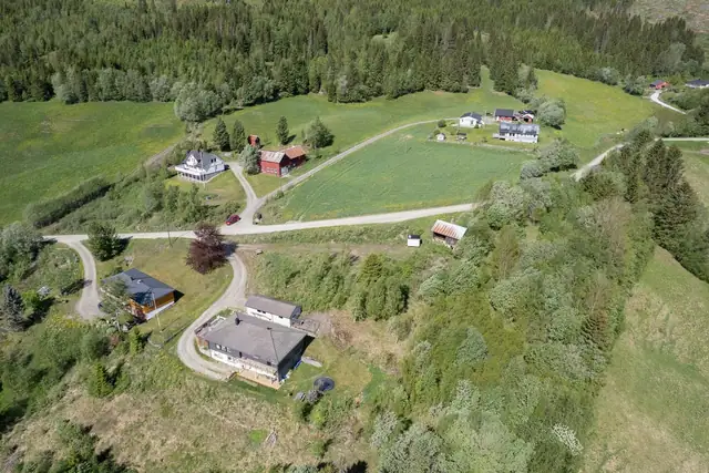 Det er bilvei helt frem til tomta, samt lagt vann/strøm til like ved tomtegrensen.