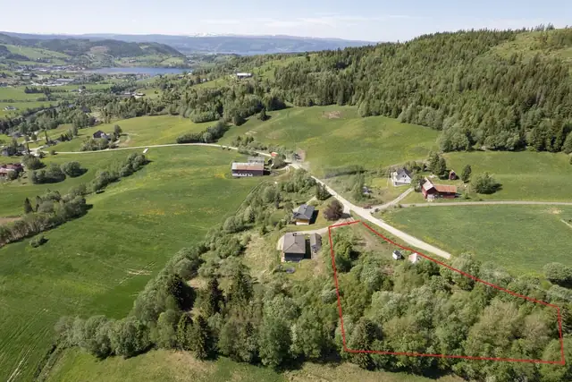Estimerte tomtegrenser. Avvik vil forekomme. Se vedlagt matrikkelkart for eksakte tomtegrenser.