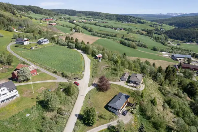 Fra eiendommen er det kort vei til både barnehage, dagligvare, bensinstasjon, cafè og idrettshall.