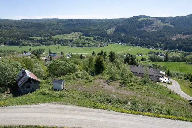 Fra eiendommen er det kun ca. 10 min til Mebonden, ca. 30 min til Stjørdal og ca. 1 time til Trondheim.
