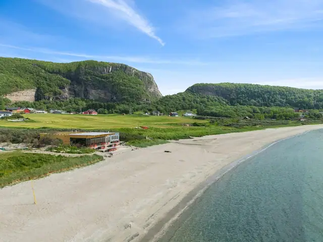 Den populære strandbaren ligger kun ca. 4,7 km fra tomtene.